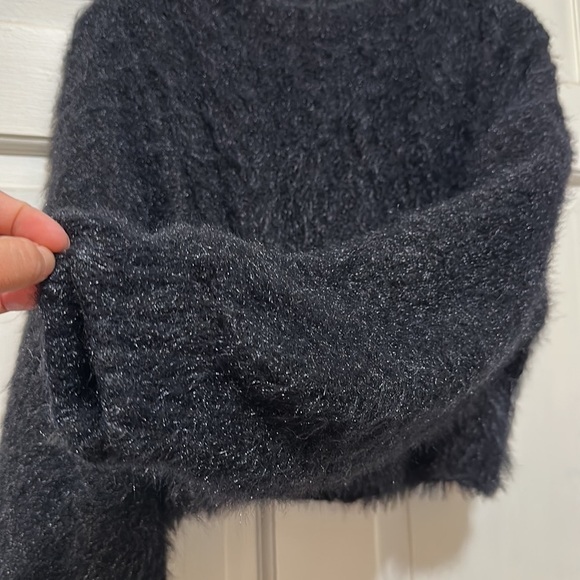 URBAN Outfitters Cozy Cropped Pullover Fuzzy Black Jacket Size Medium - Picture 4 of 6